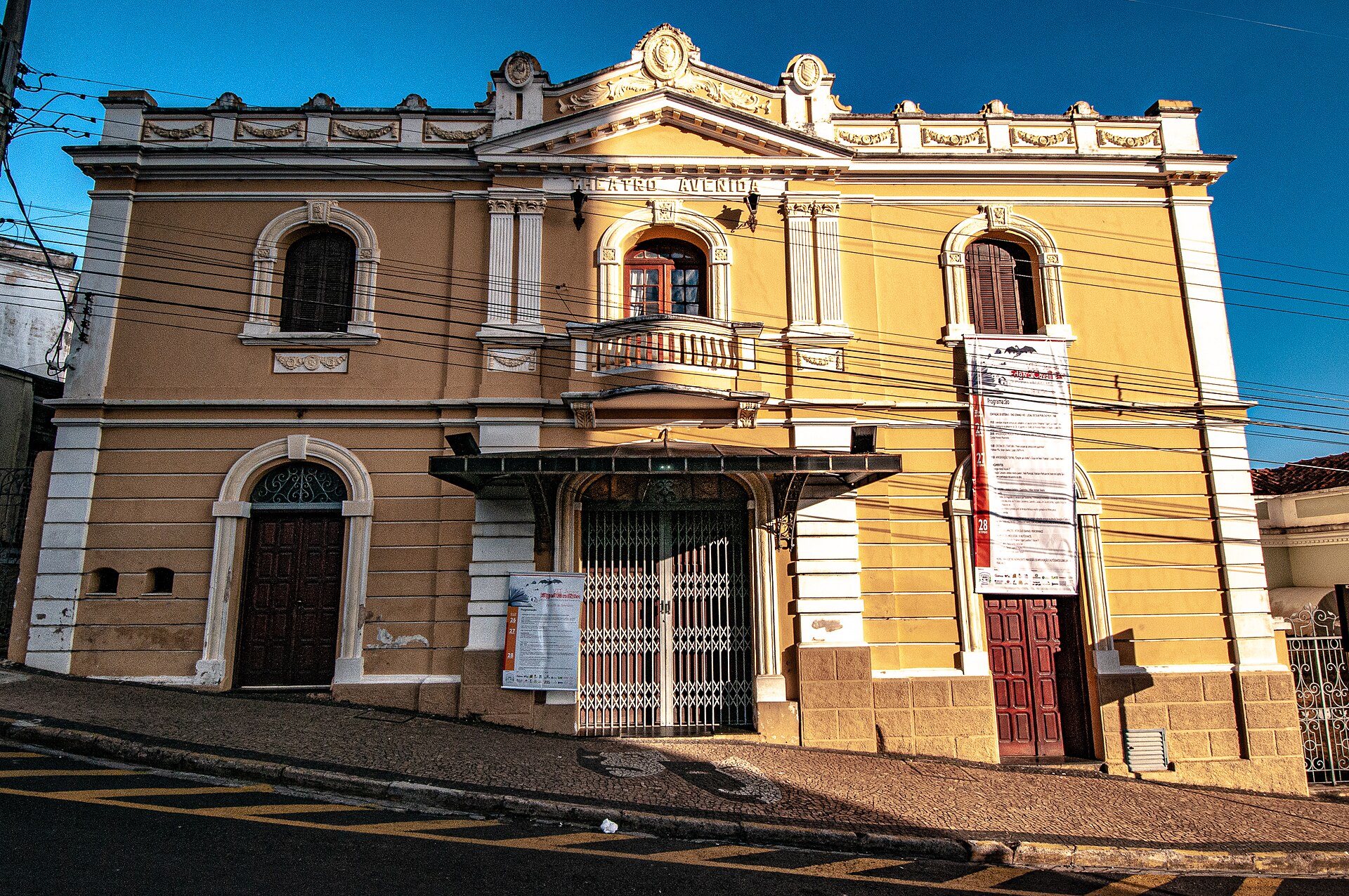 Imagem de referência de Cine Theatro Avenida, descrito nos dados abertos como bem tombado pelo CONDEPHAAT na cidade de Espírito Santo do Pinhal