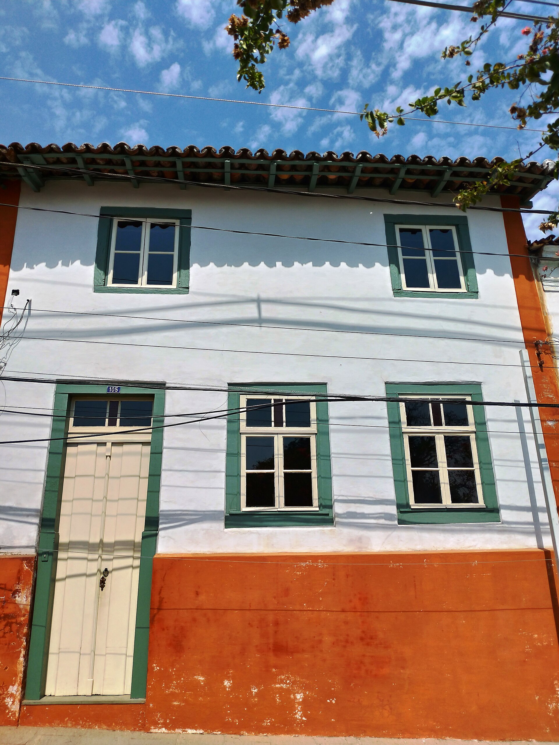 Imagem de referência de Casa na Rua Bartolomeu Bueno, 105, descrito nos dados abertos como imóvel localizado na cidade brasileira de Santana de Parnaíba, tombado pelo Conselho de Defesa do Patrimônio Histórico, Arqueológico, Artístico e Turístico do Estado - CONDEPHAAT