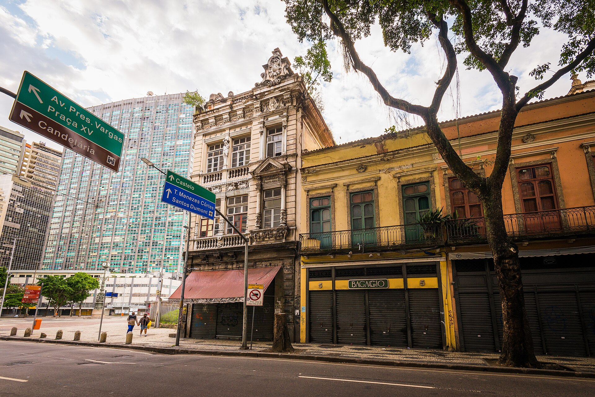 Imagem de referência de Edifício à Rua da Carioca, 5, descrito nos dados abertos como bem tombado pelo Instituto Estadual do Patrimônio Cultural do Rio de Janeiro na cidade do Rio de Janeiro