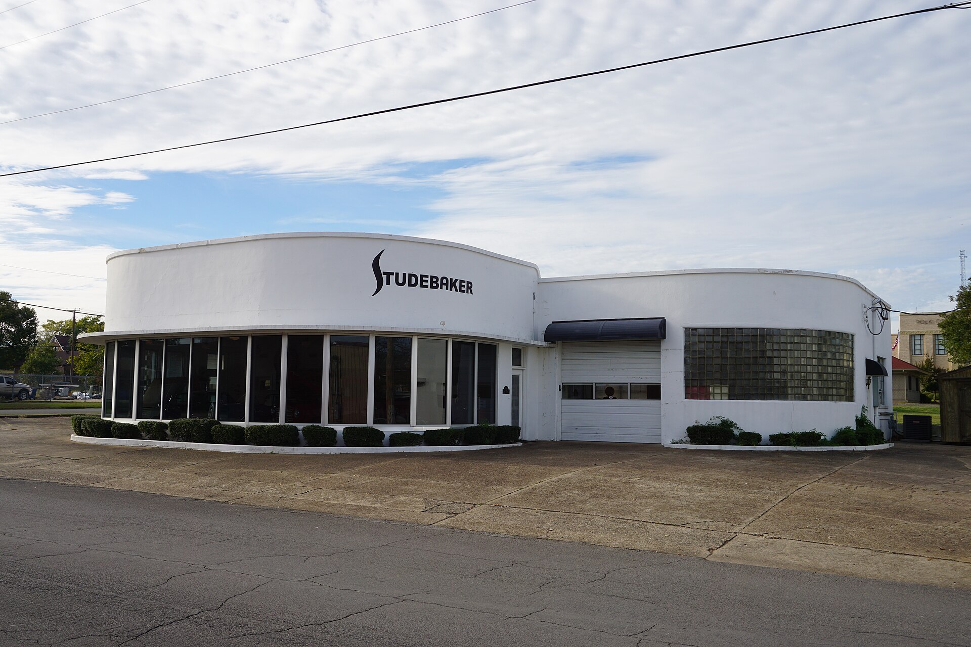 Imagem de referência relacionada a Studebaker, item descrito como uma empresa norte-americana