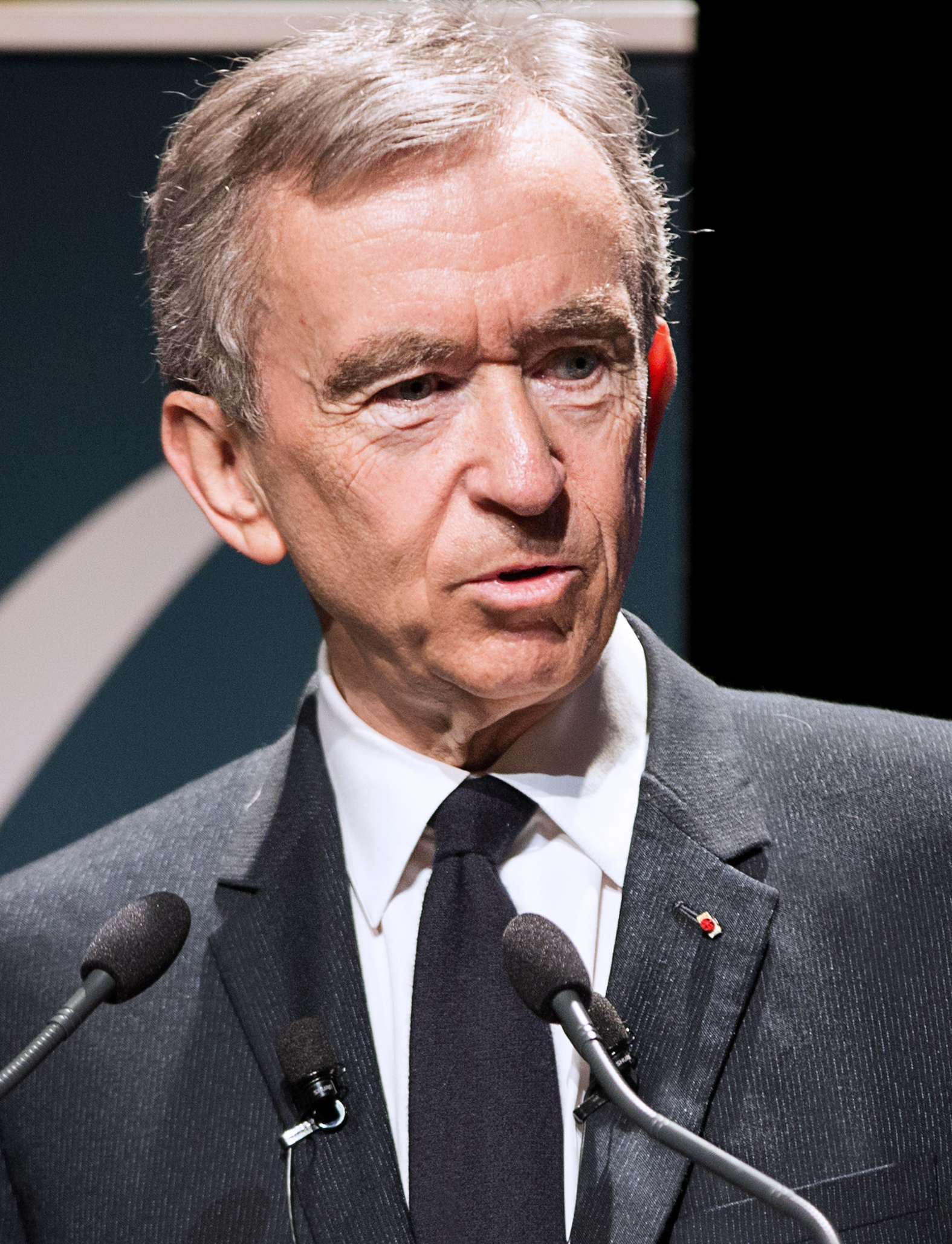 Imagem de referência relacionada a Bernard Arnault, item descrito como empresário francês