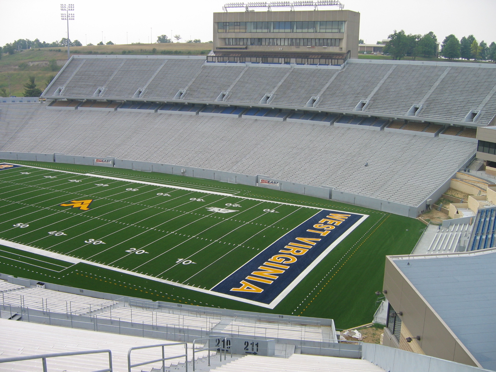 Imagem de referência de Milan Puskar Stadium, descrito nos dados abertos como estádio em Morgantown, Estados Unidos