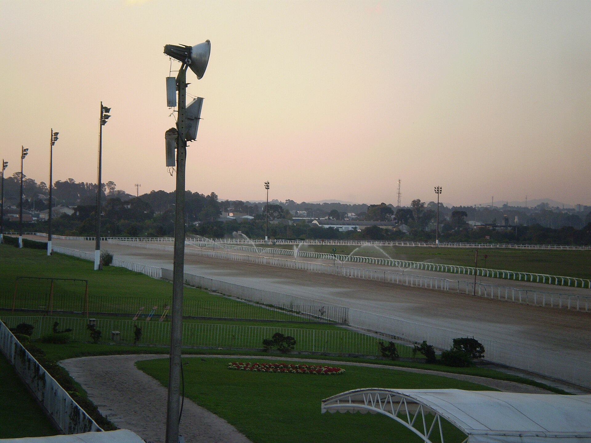 Imagem de referência de Jockey Club do Paraná, descrito nos dados abertos como patrimônio localizado no Brasil
