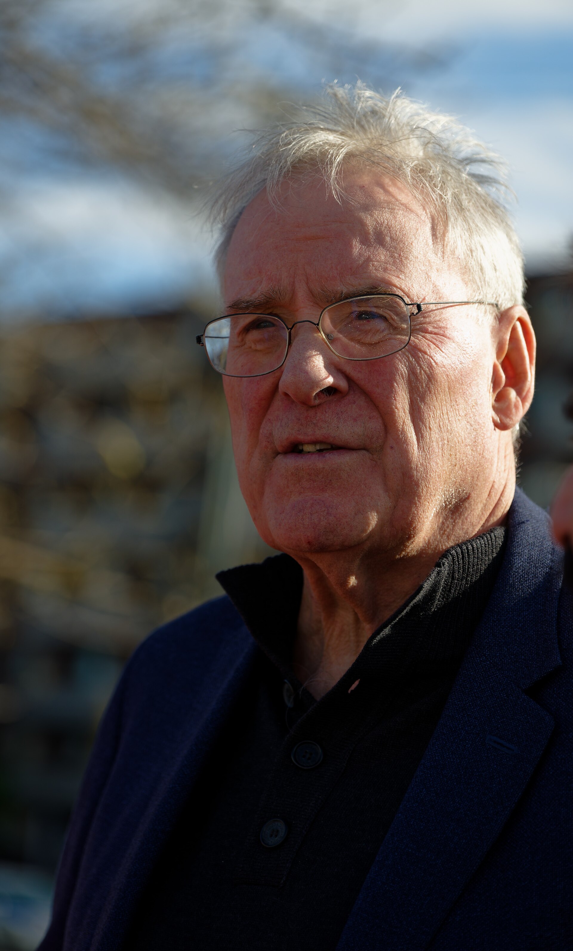 Imagem de referência relacionada a Ken Dryden, item descrito como político canadense