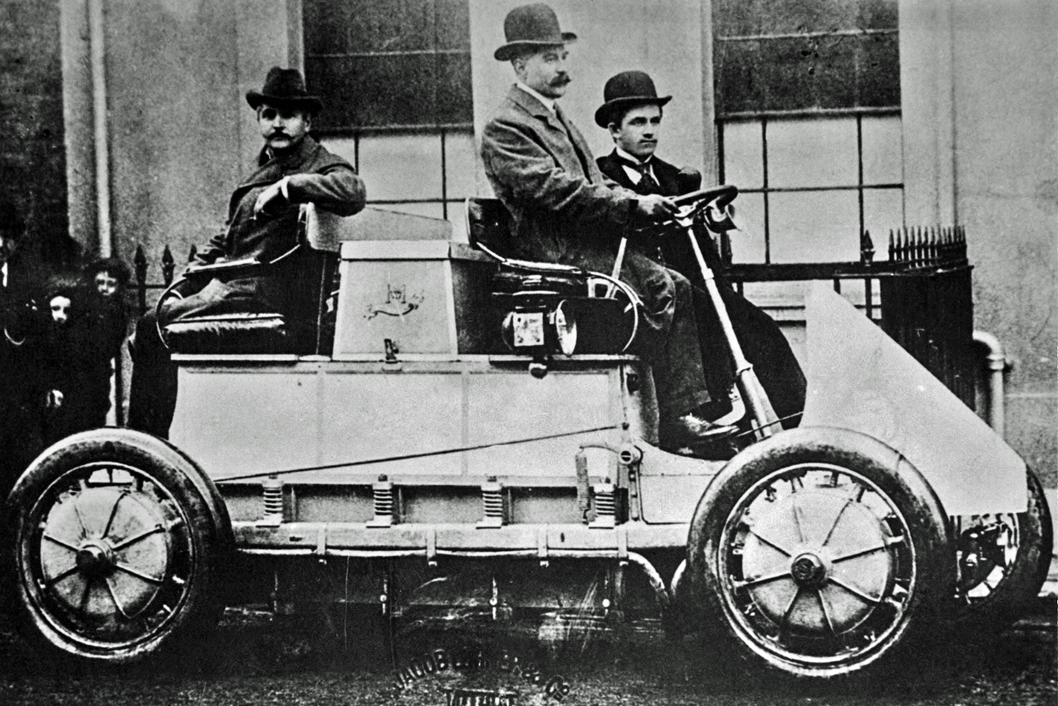 Imagem de referência de Ferdinand Porsche, descrito nos dados abertos como engenheiro automotivo alemão (1875–1951)