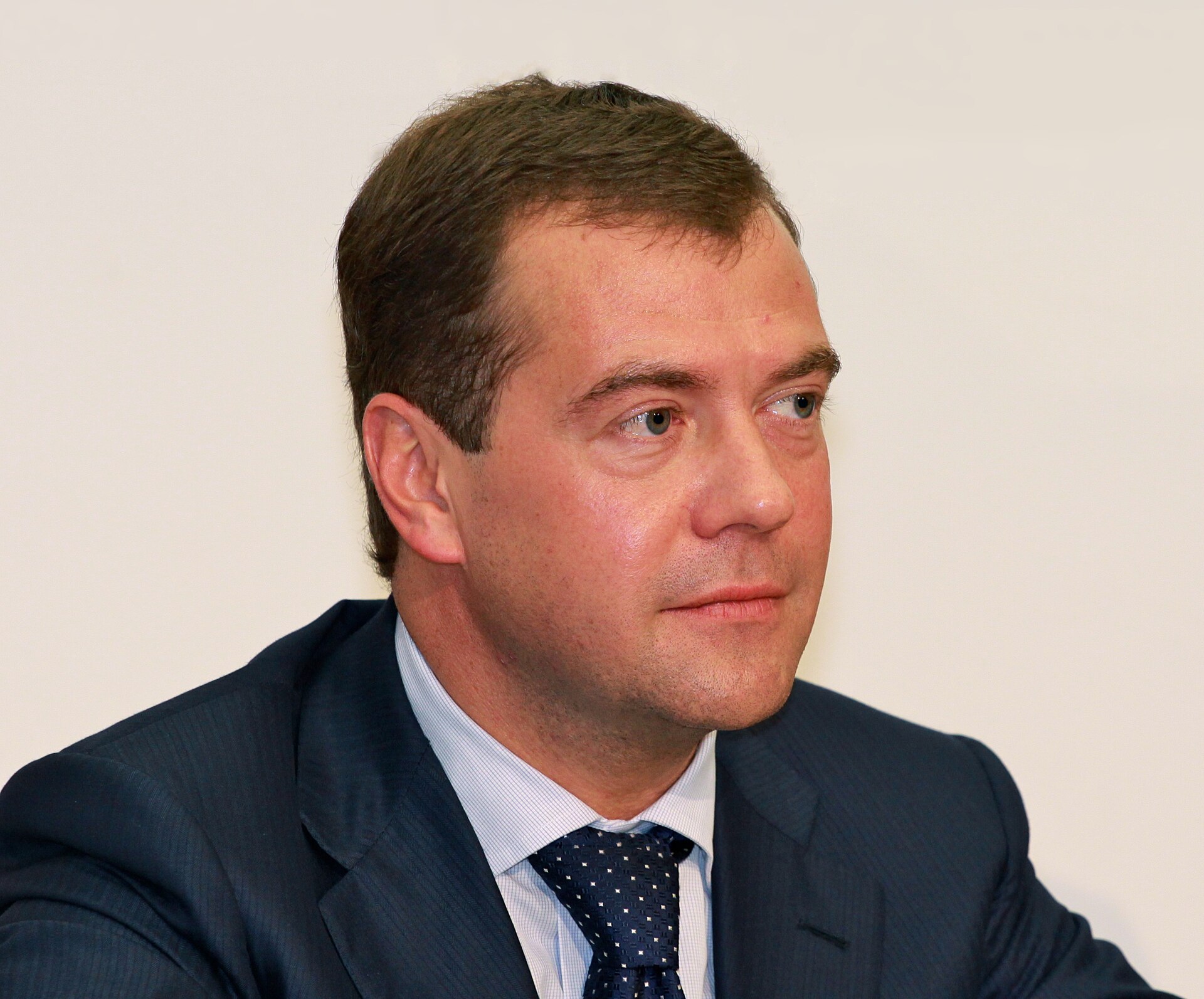 Imagem de referência relacionada a Dmitri Medvedev, item descrito como jurista, professor e político russo, ex-presidente da Rússia (2008-2012), Primeiro-ministro da Rússia (2012-2020) e Vice-Presidente do Conselho de Segurança da Rússia desde 2020