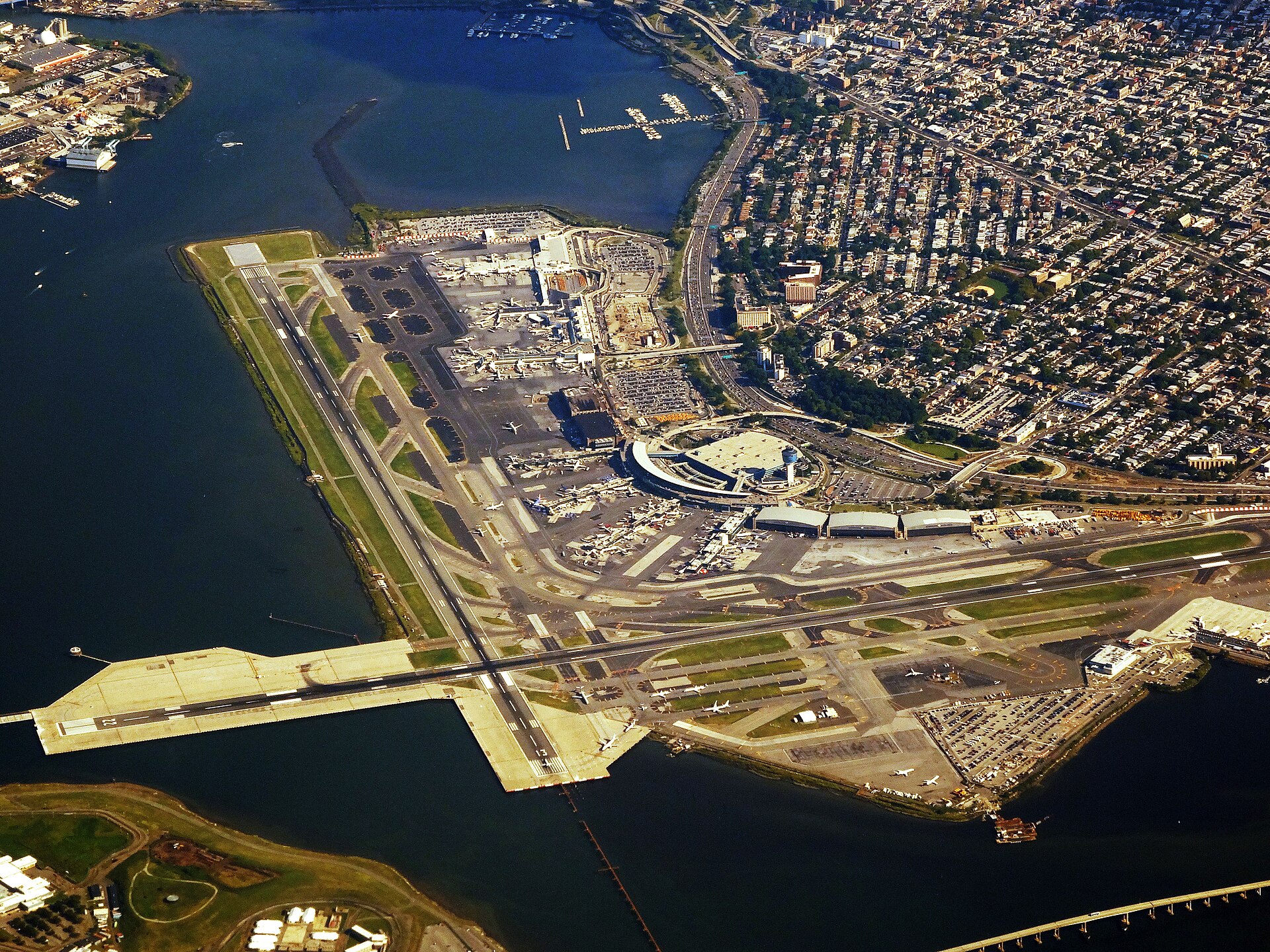 Imagem de referência de Aeroporto de LaGuardia, descrito nos dados abertos como aeroporto na cidade de Nova Iorque, Estados Unidos