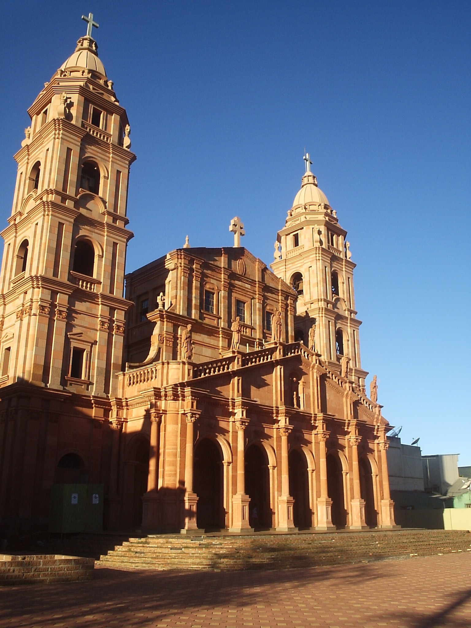 Imagem de referência de Catedral Angelopolitana, descrito nos dados abertos como igreja em Santo Ângelo, Brasil