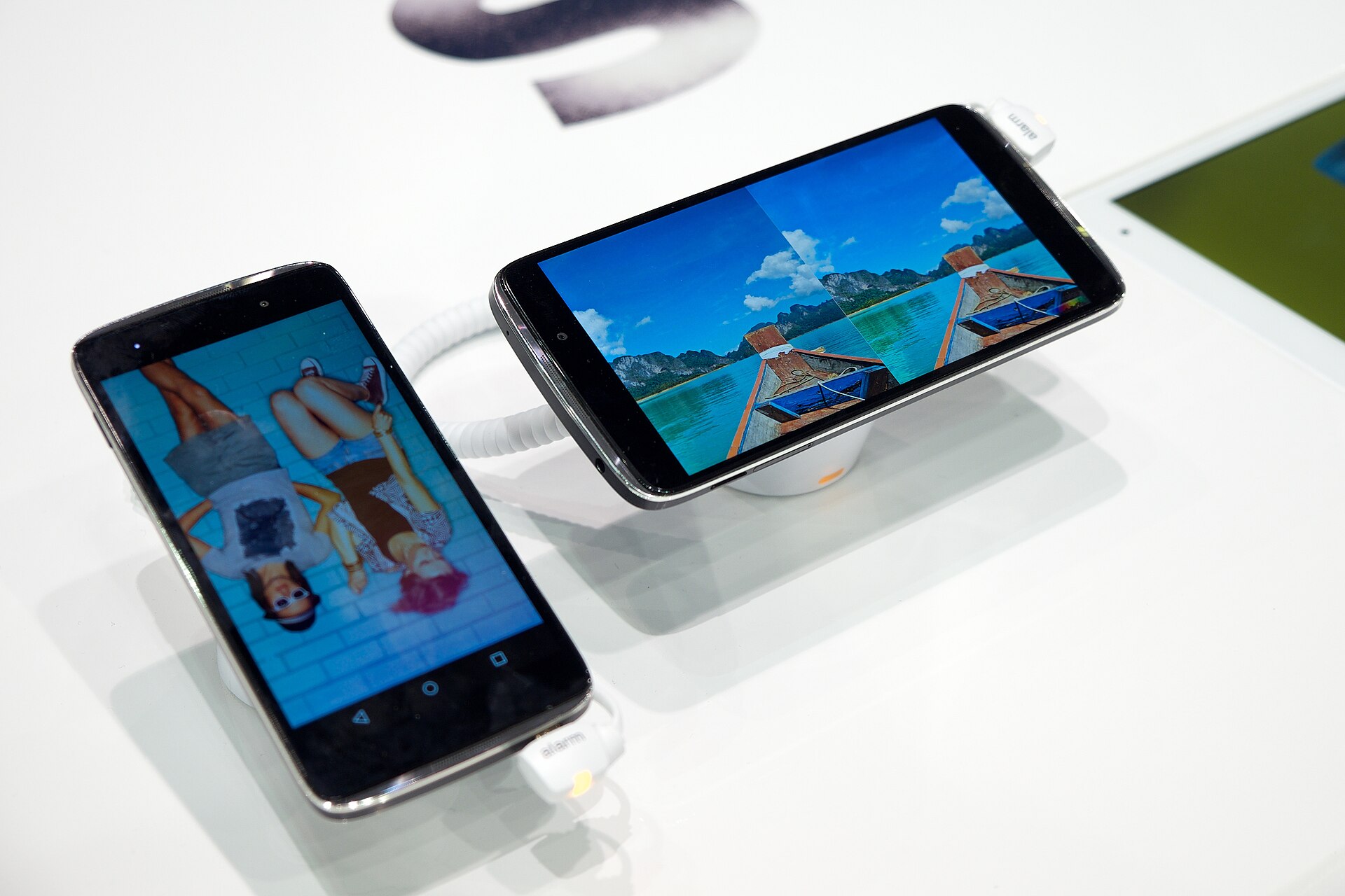 Imagem de referência de Alcatel, descrito nos dados abertos como marca de dispositivos móveis da TCL Communication