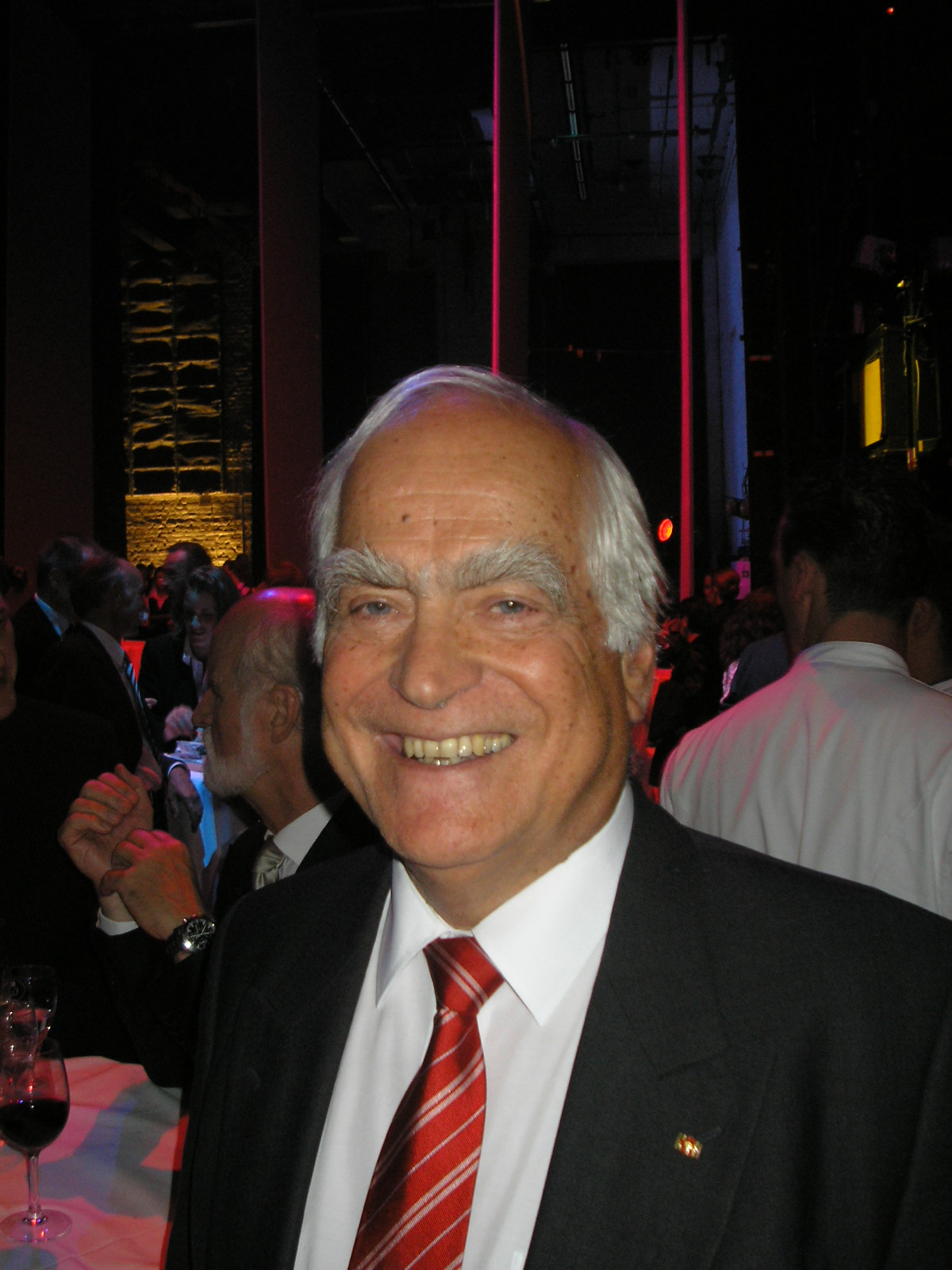 Imagem de referência relacionada a Peter Eigen, item descrito como professor académico alemão