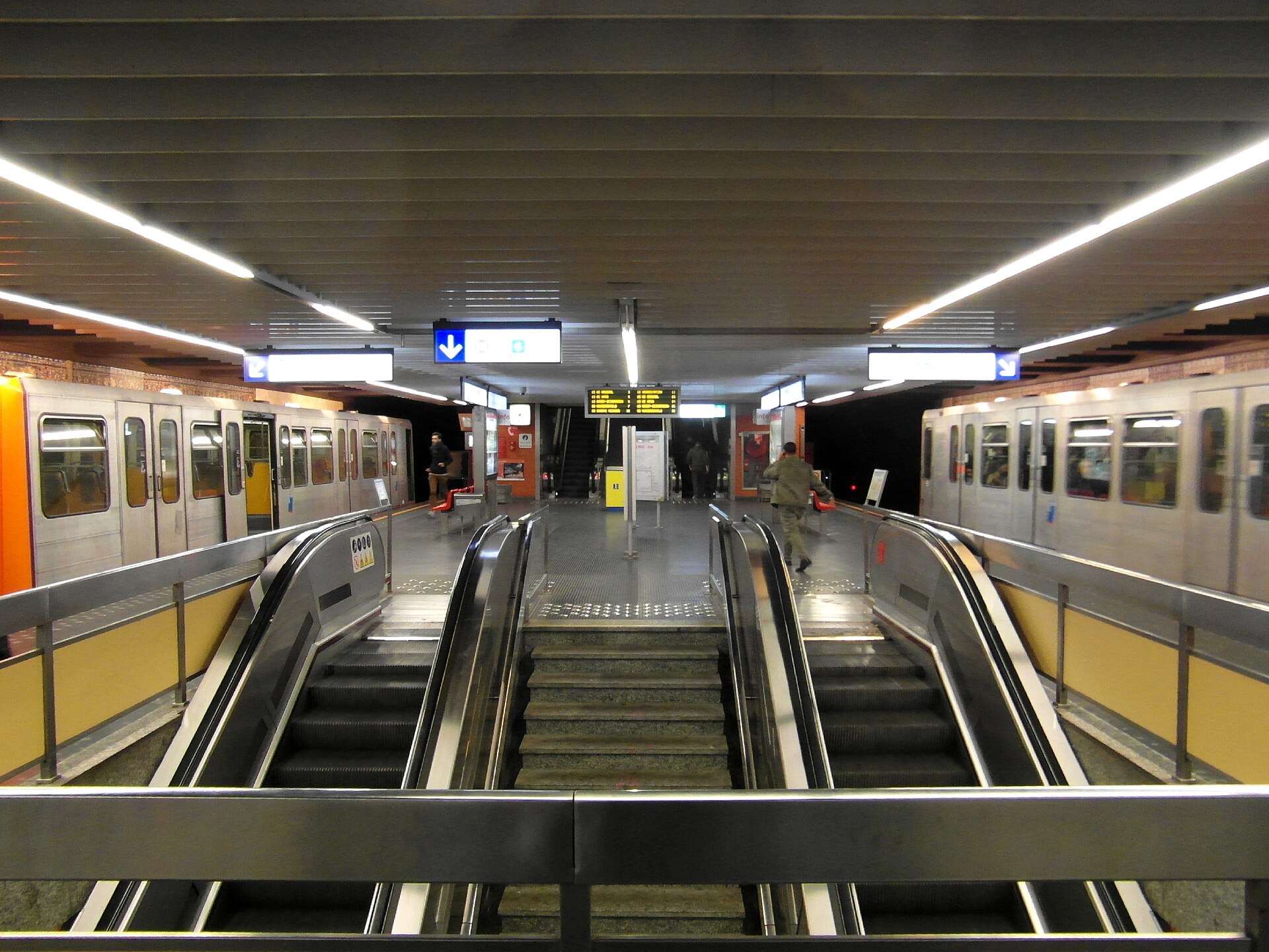 Imagem de referência de Simonis, descrito nos dados abertos como estação de metrô de Bruxelas