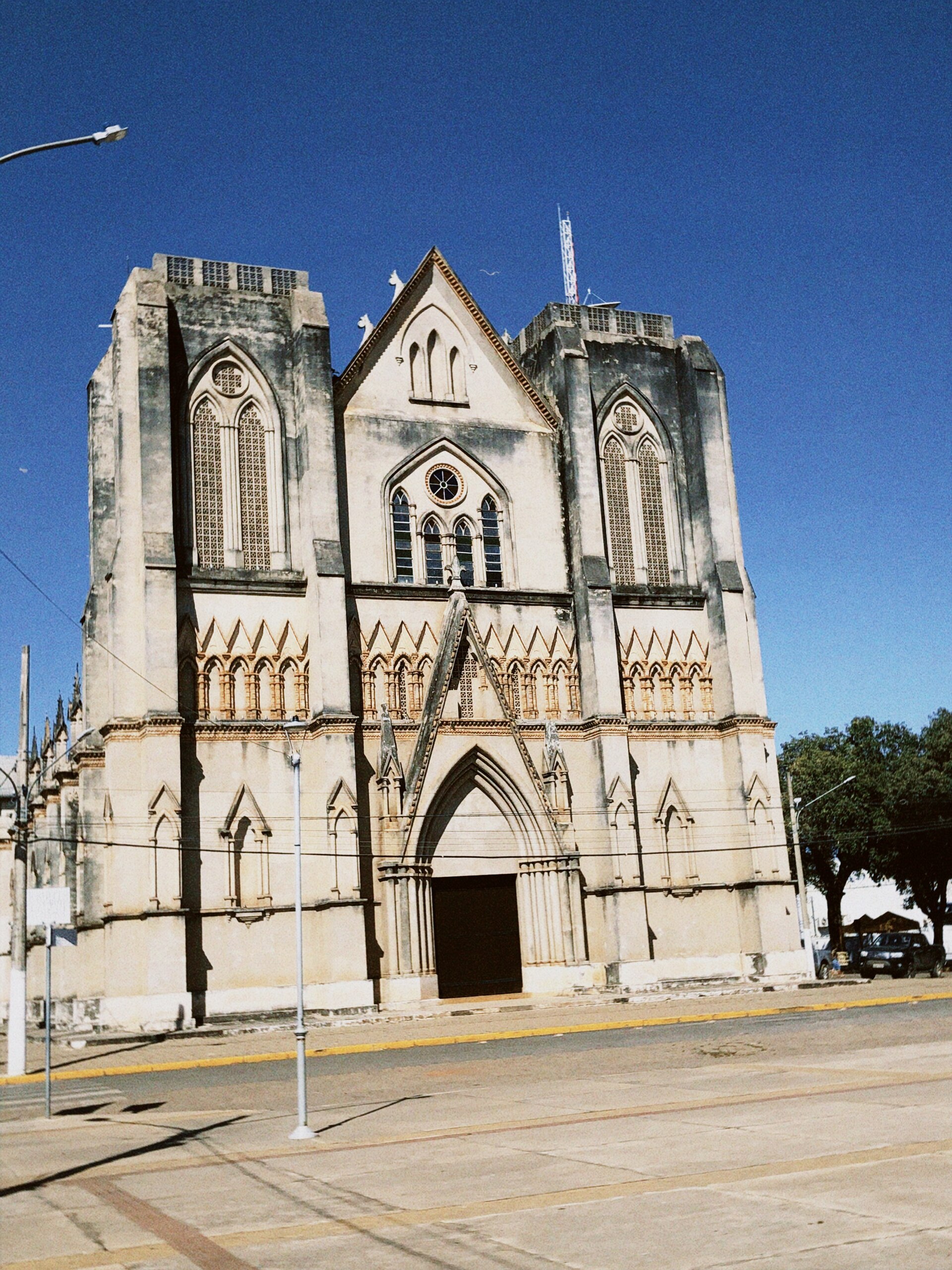 Imagem de referência de Catedral de São Luiz, descrito nos dados abertos como edificação religiosa cristã em Cáceres, Mato Grosso, Brasil