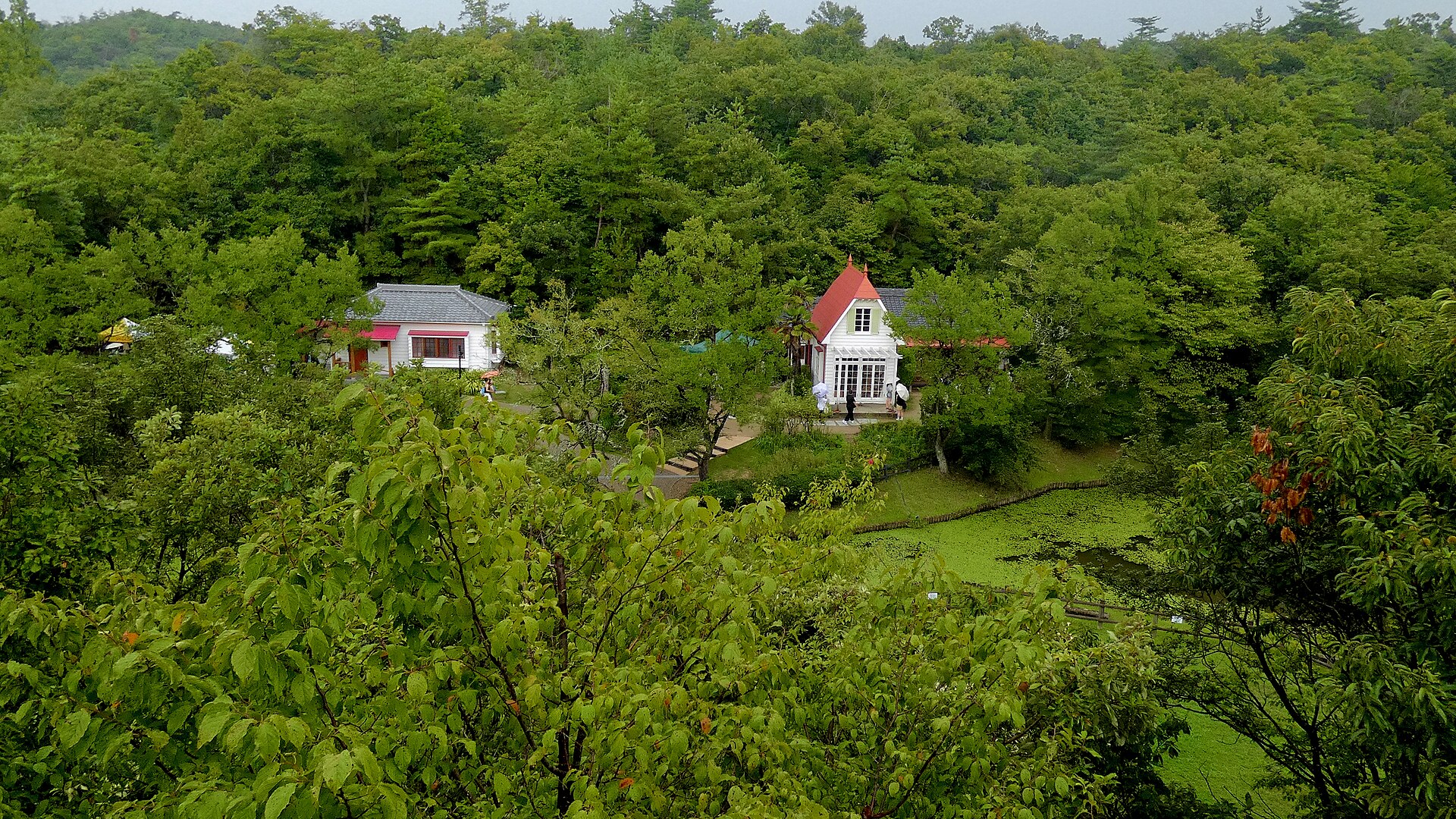 Imagem de referência de Parque Ghibli, descrito nos dados abertos como parque de diversões temático na Prefeitura de Aichi, Japão