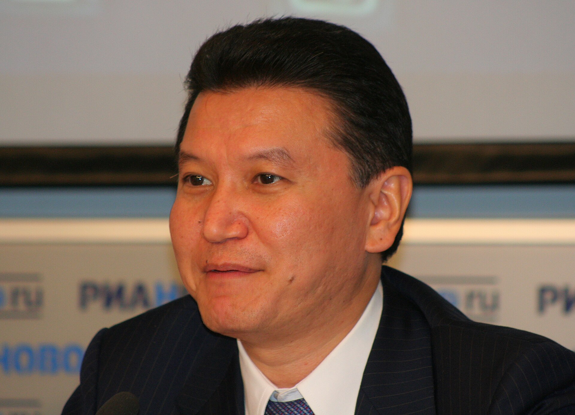 Imagem de referência relacionada a Kirsan Ilyumzhinov, item descrito como registro de referência sobre Kirsan Ilyumzhinov, organizado a partir de dados estruturados abertos