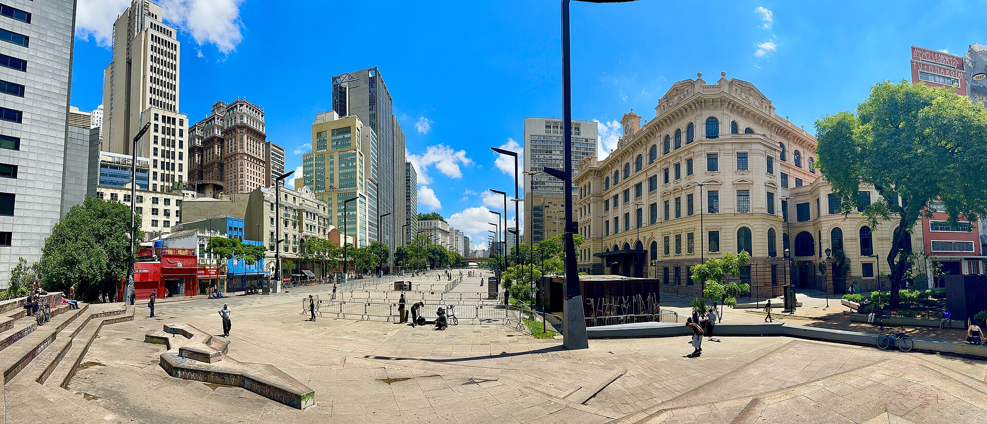 Imagem de referência de Vale do Anhangabaú, descrito nos dados abertos como parque e calçadão sob um entrocamento rodoviário