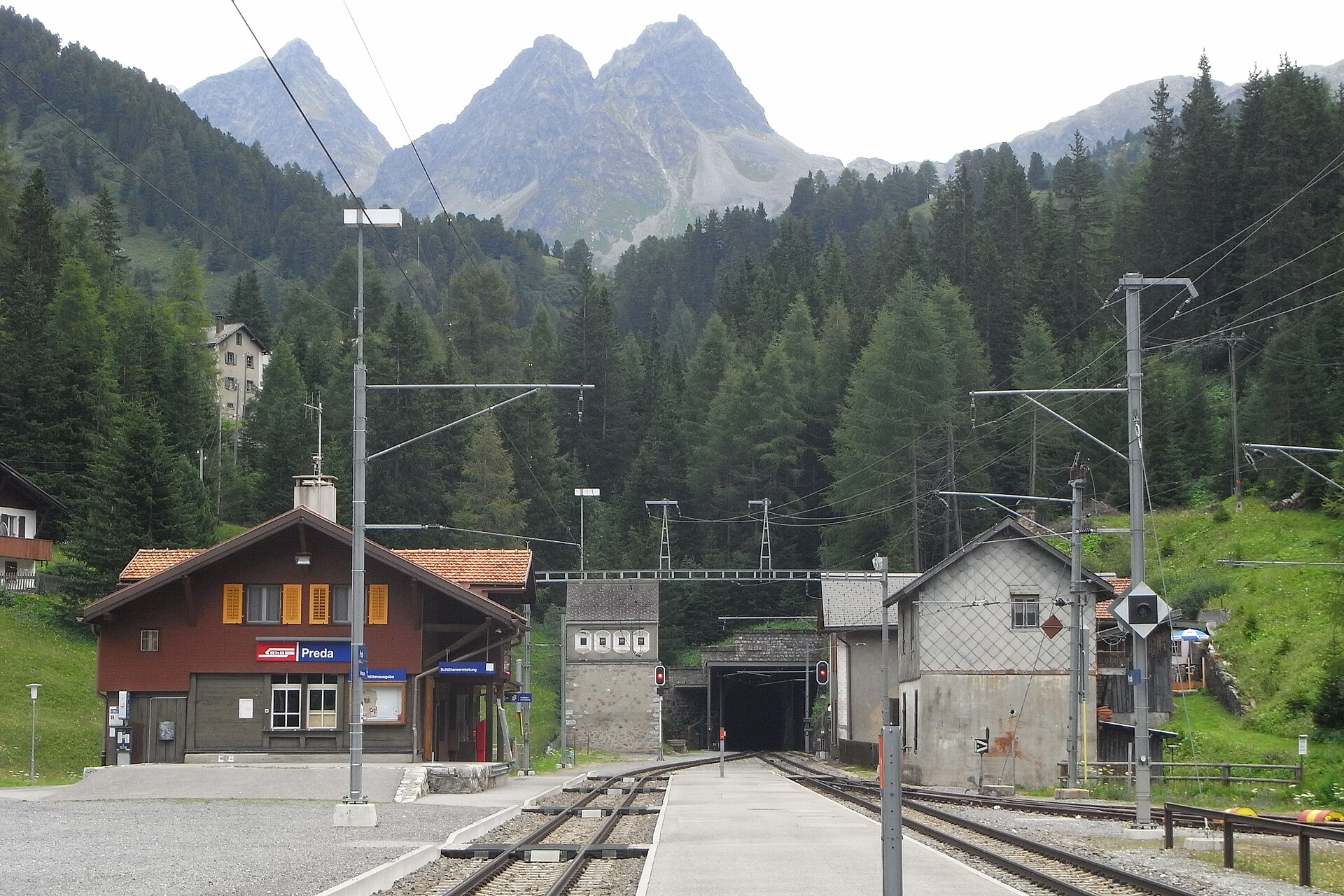 Imagem de referência de Túnel de Albula, descrito nos dados abertos como um túnel ferroviário na Suíça