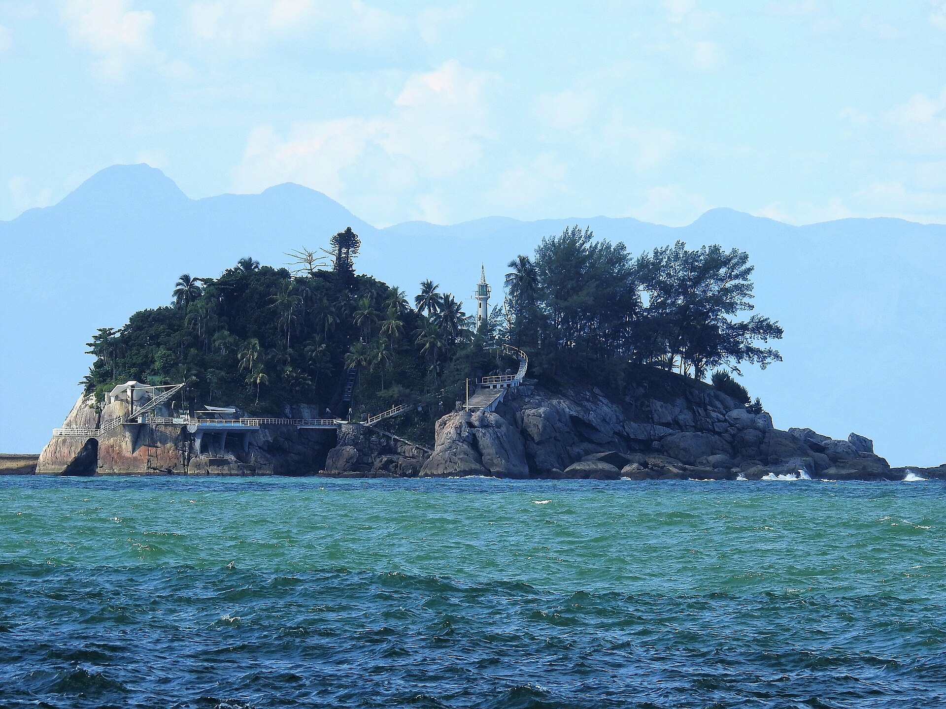 Imagem de referência relacionada a Ilha dos Arvoredos, item descrito como ilha em Guarujá, Brasil