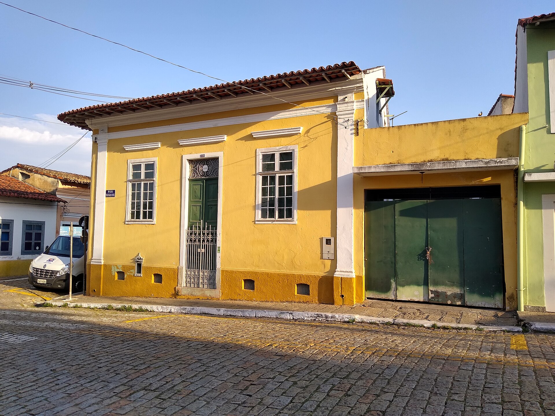 Imagem de referência de Garagem na Rua Suzana Dias, s/n, descrito nos dados abertos como imóvel localizado na cidade brasileira de Santana de Parnaíba, tombado pelo Conselho de Defesa do Patrimônio Histórico, Arqueológico, Artístico e Turístico do Estado - CONDEPHAAT