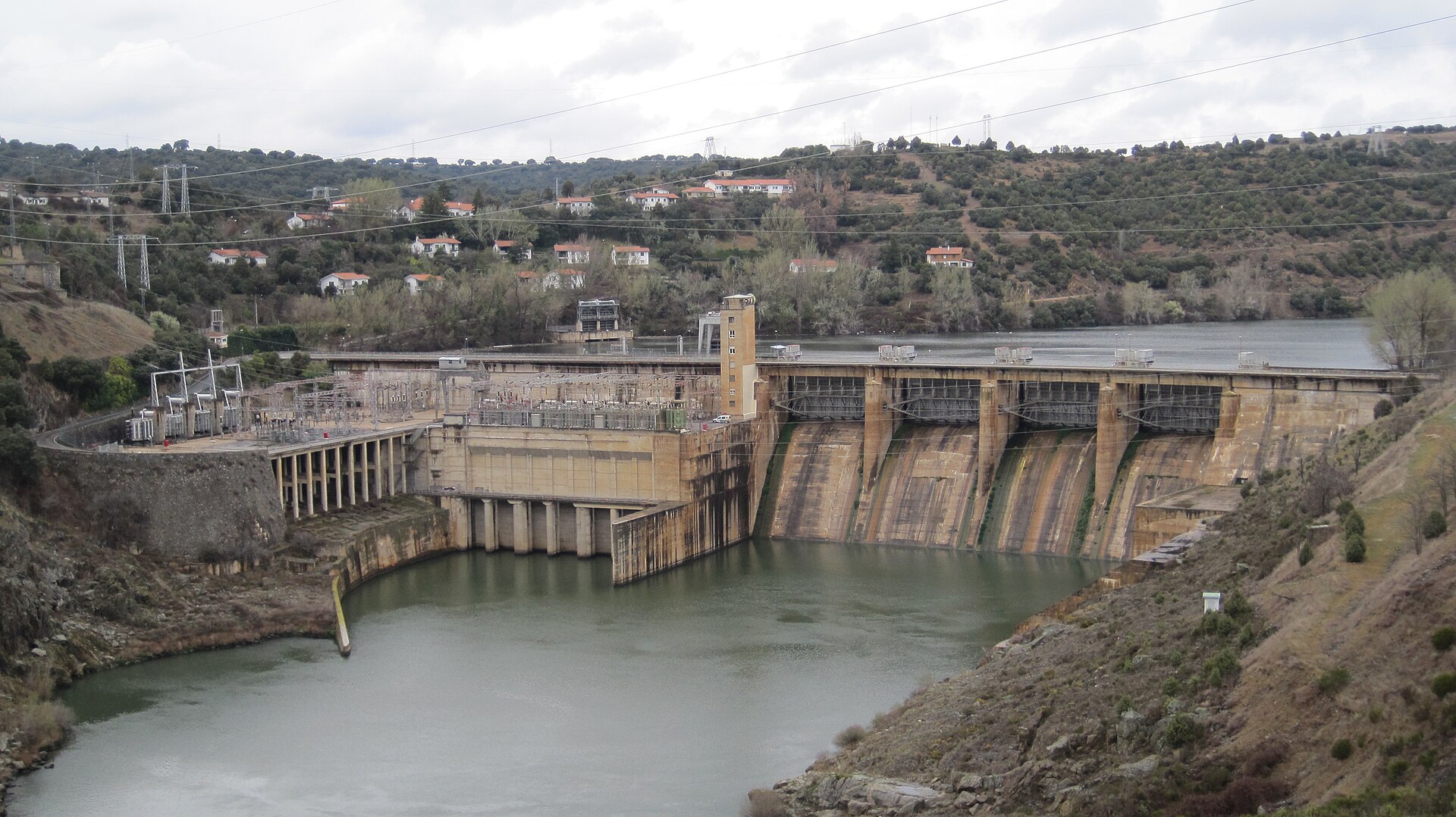 Imagem de referência de Barragem de Villalcampo, descrito nos dados abertos como barragem no rio Douro, província de Samora, Castela e Leão, Espanha