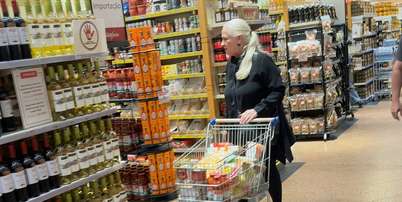 Sozinha numa tarde de compras, Vera Holtz circulou pelo mercado sem ser incomodada Foto: Sala de TV