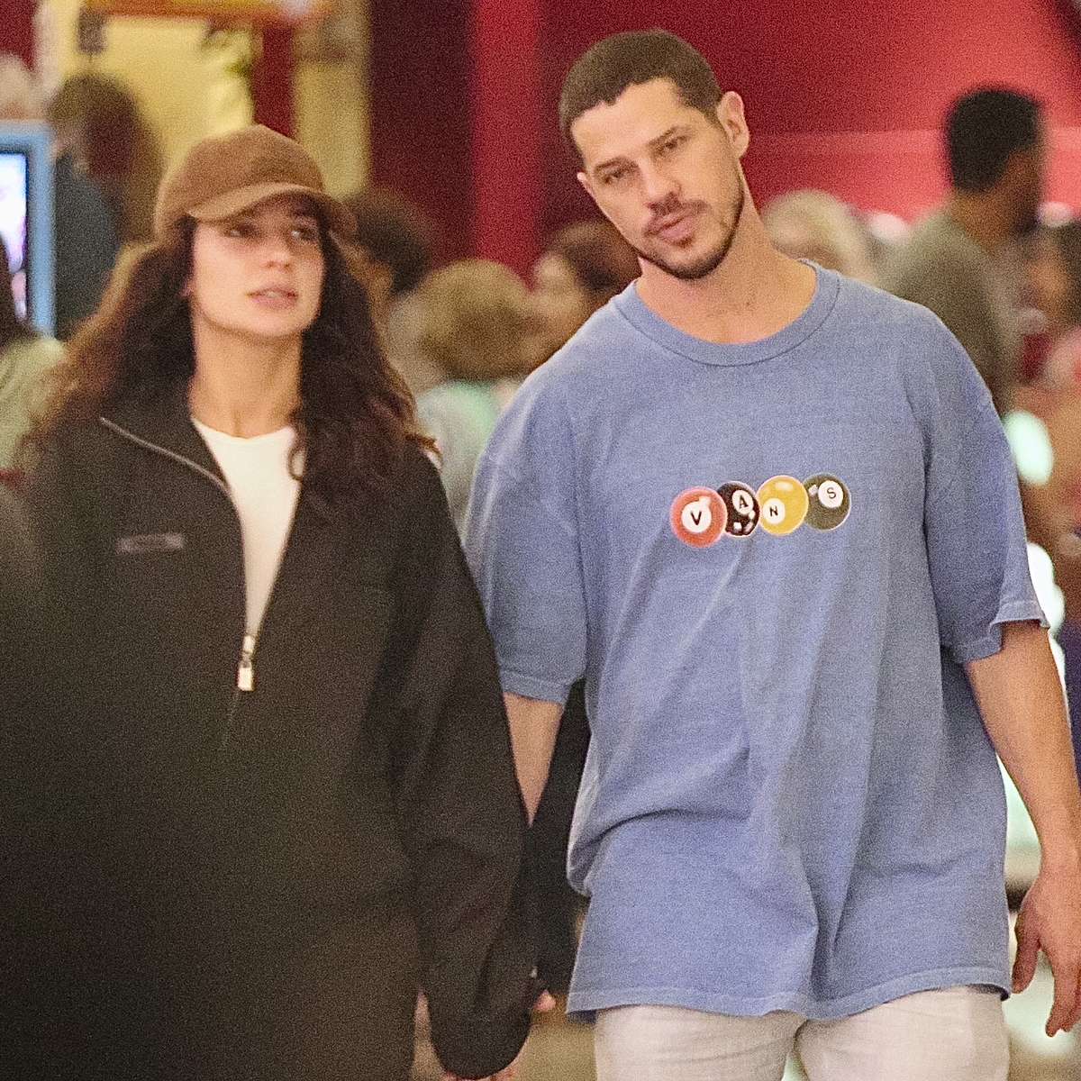 Atores da Globo são vistos juntos em shopping no Rio de Janeiro acompanhando peça de teatro