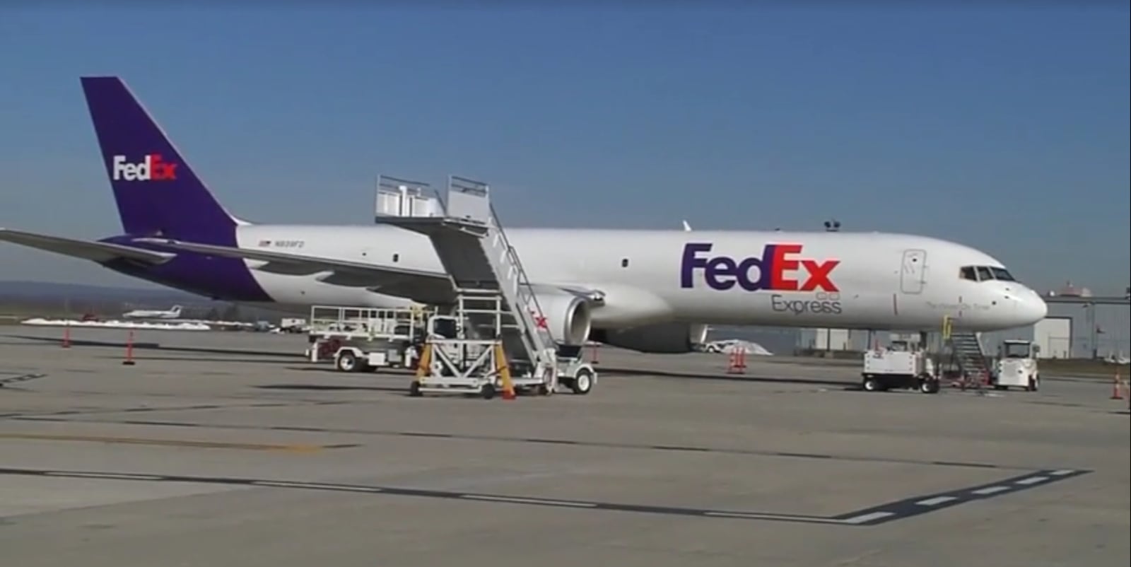 Avião da Fedex parado em pátio de aeroporto