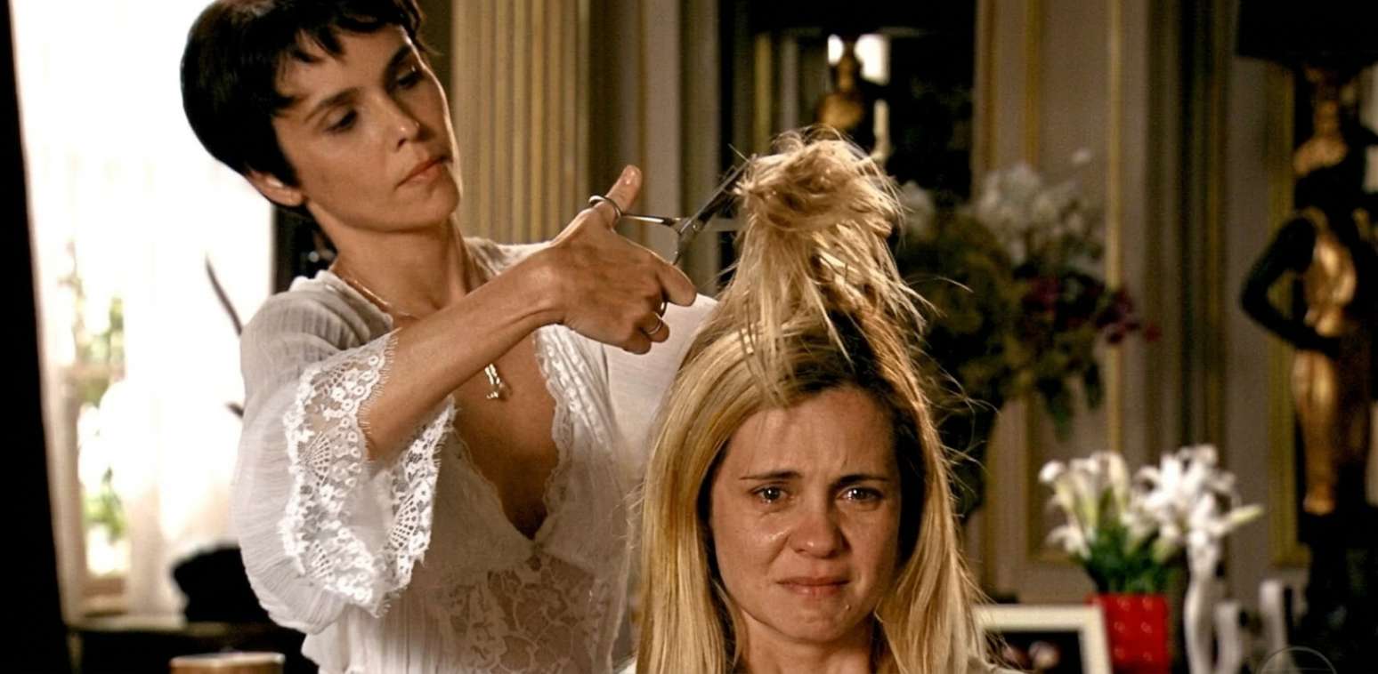 A guerra entre Nina/Rita (D&eacute;bora Falabella) e Carminha (Adriana Esteves) marcou 'Avenida Brasil'