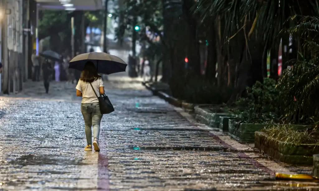 Inmet emite alerta vermelho de tempestades e risco de tornados no Sul