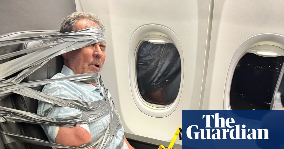 Um passageiro americano que foi amarrado com fita adesiva à poltrona de um avião diz: 'Não me lembro de nada disso'