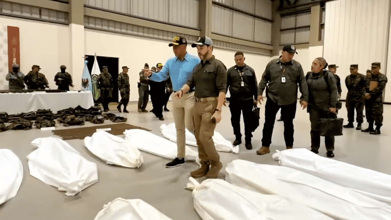 Espriella caminhando entre os corpos de supostos guerrilheiros