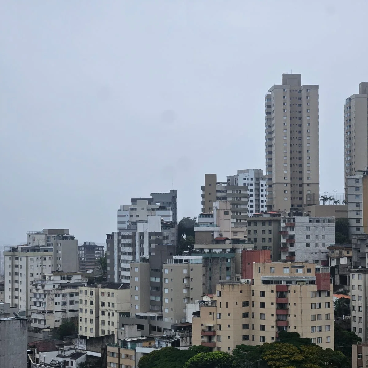 BH tem previsão de chuva e raios nesta quinta; máxima chega a 30 °C