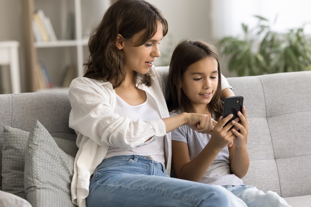Meta orienta como pais devem conversar com crianças sobre o assunto — Foto: Shutterstock
