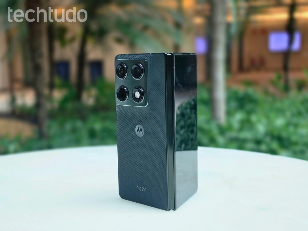 Motorola Razr Fold, dobrável em formato de livro da marca — Foto: Ana Loubak/TechTudo