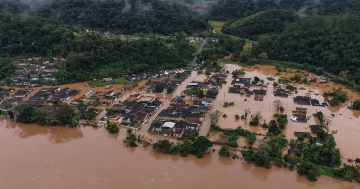 Casas, ruas e comércios são inundados após enchente no Vale do Ribeira, em São Paulo