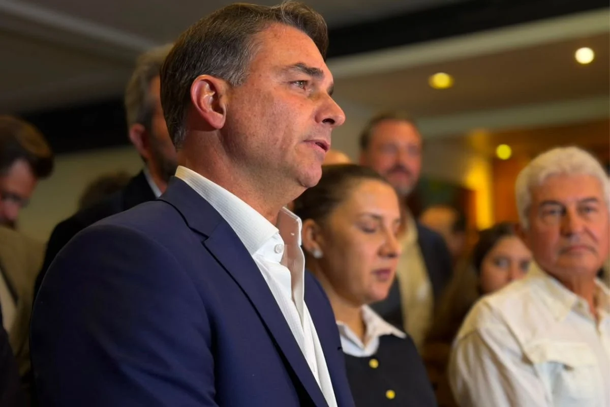 Flávio Bolsonaro concede coletiva em São Paulo.