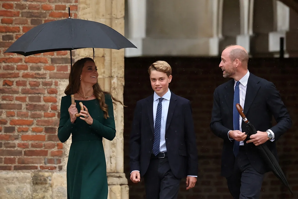 Foto colorida de mulher com vestido verde, adolescente e homem de terno. Eles estão caminhando - Metrópoles