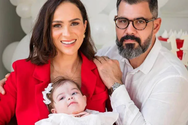 Letícia Cazarré se revolta com críticas por não acompanhar filha internada