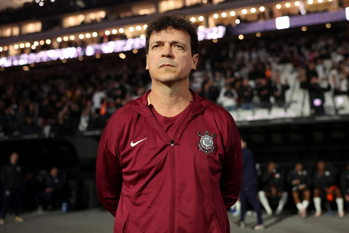 Foto colorida de Fernando Diniz, técnico do Corinthians - Metrópoles