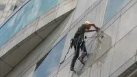 Lansia di China Potong Tali Pengaman Pekerja di Ketinggian untuk Dijadikan Jemuran