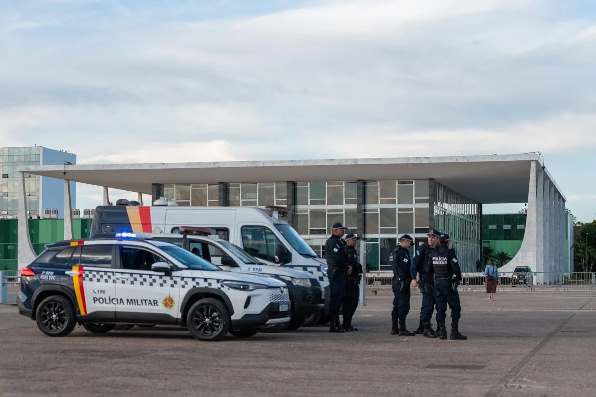 PMs em frente ao STF - Metrópoles