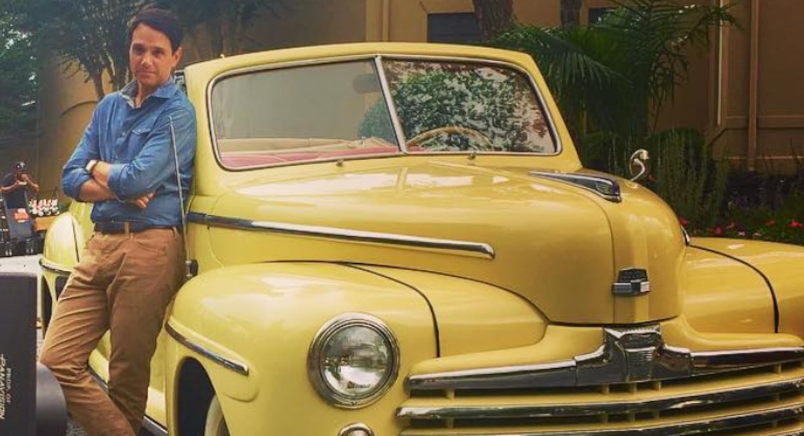 Ralph Macchio e o Ford Super Deluxe conversível nas gravações de 'Cobra Kai' Reprodução/Instagram/@ralph_macchio