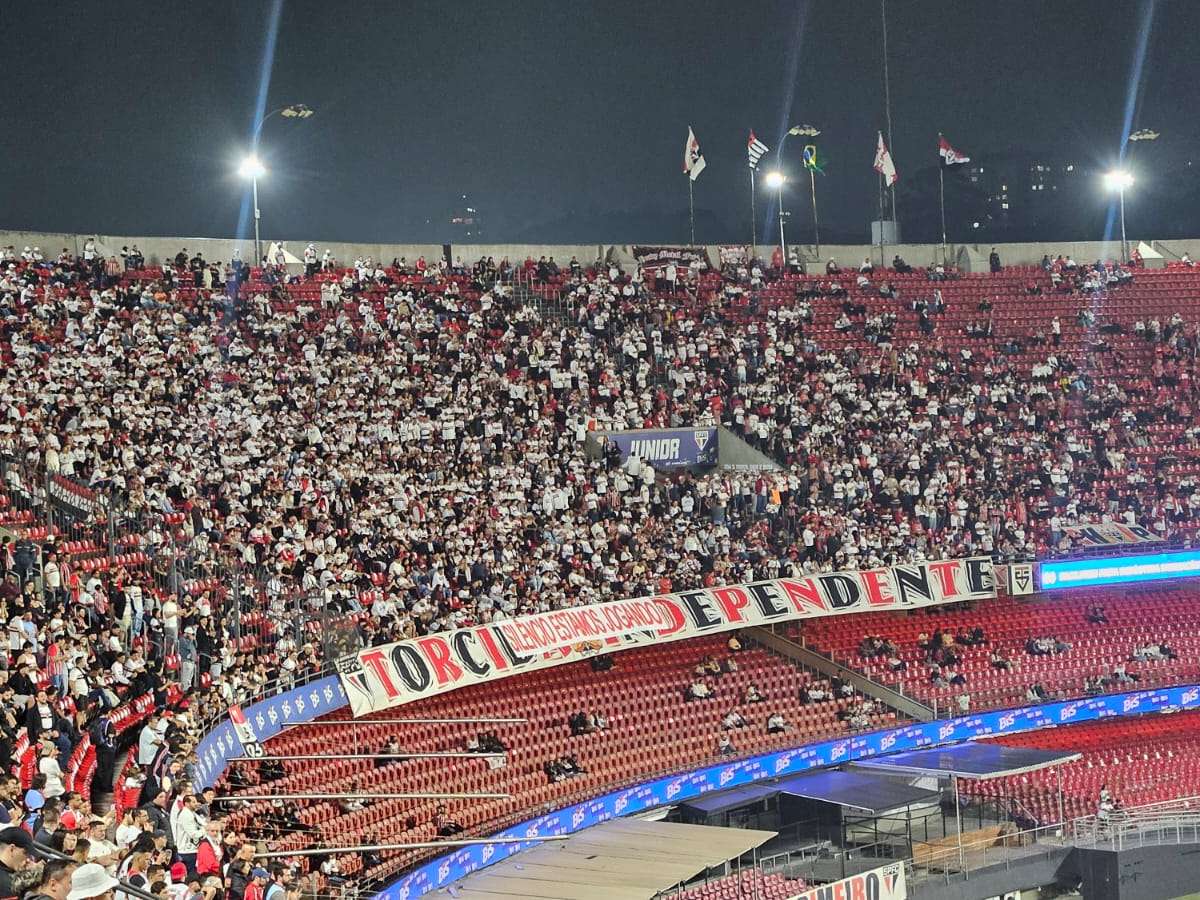 Organizada do São Paulo faz protesto de 15 minutos no Morumbis e fica em silêncio durante gol de Calleri