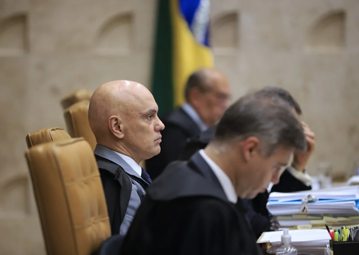 Ministros Alexandre de Moraes e André Mendonça no plenário do STF -- Metrópoles