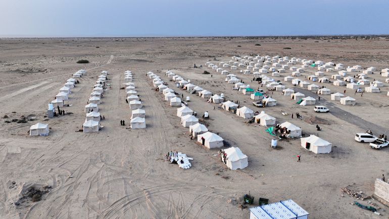 A drone view of a camp for internally displaced people, who fled fighting between the Houthis and government forces in Red Sea coastline areas, erected near Aden, Yemen, September 19, 2026. REUTERS/Stringer