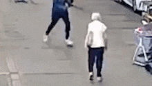 Justiça nega indenização a idosa que se machucou na entrada de um bar por ela ser ‘baixa demais’