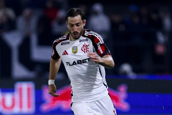 Cruzeiro negocia chegada de Viña, do Flamengo, no último dia da janela