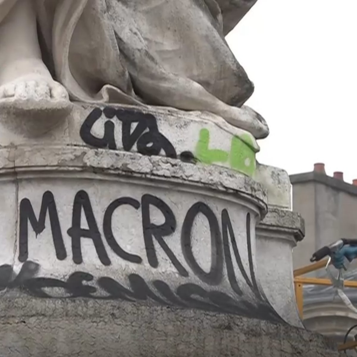 Comerciantes limpam estragos após protestos em Paris; França mobilizará forças de segurança