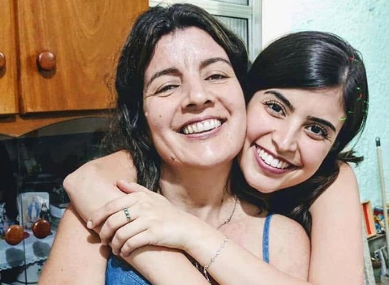 Mãe de Tabata Amaral pede Chiclete com Banana ao começar a acordar após cirurgia de emergência