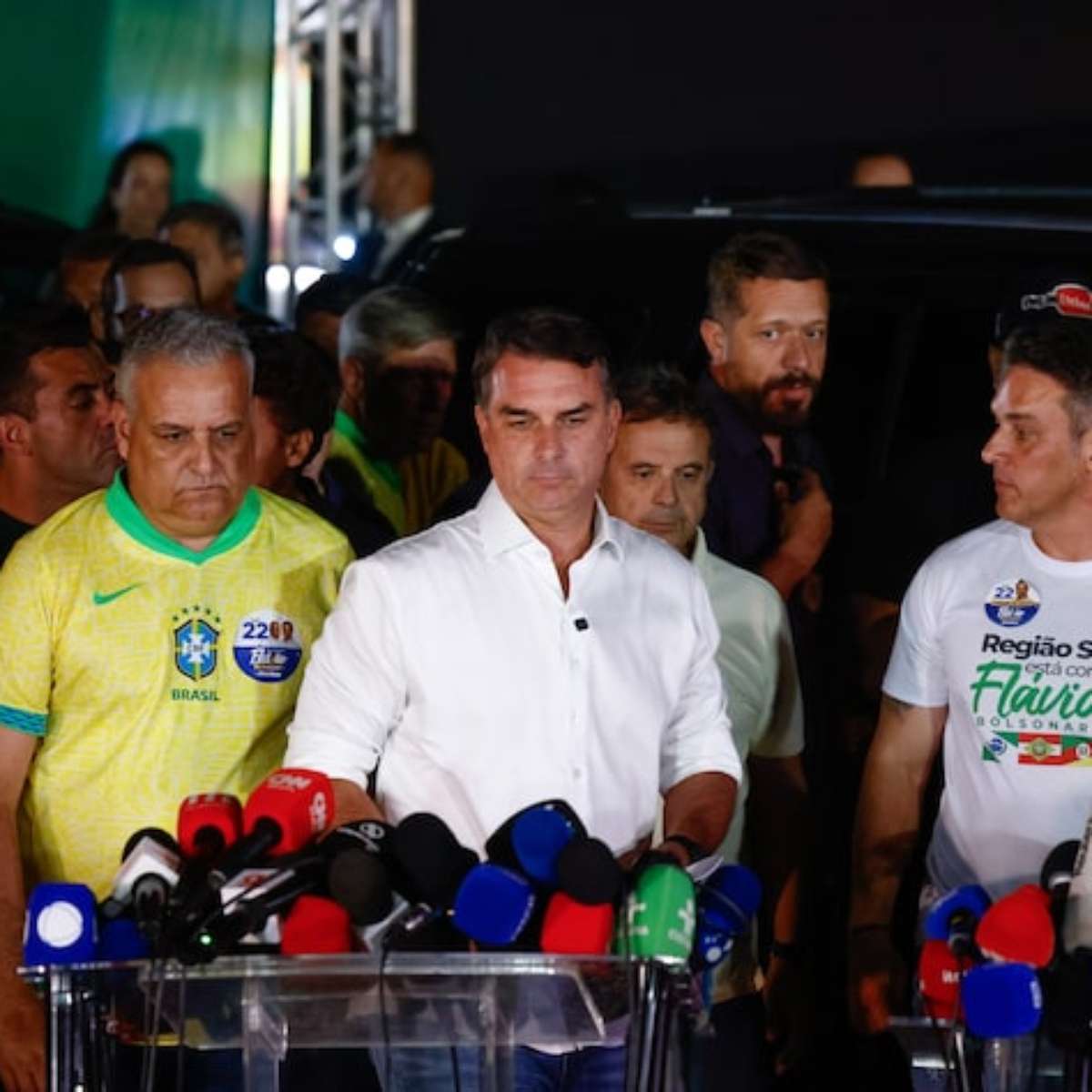 Fuga de Flávio Bolsonaro: aliado diz que senador foi para os Estados Unidos