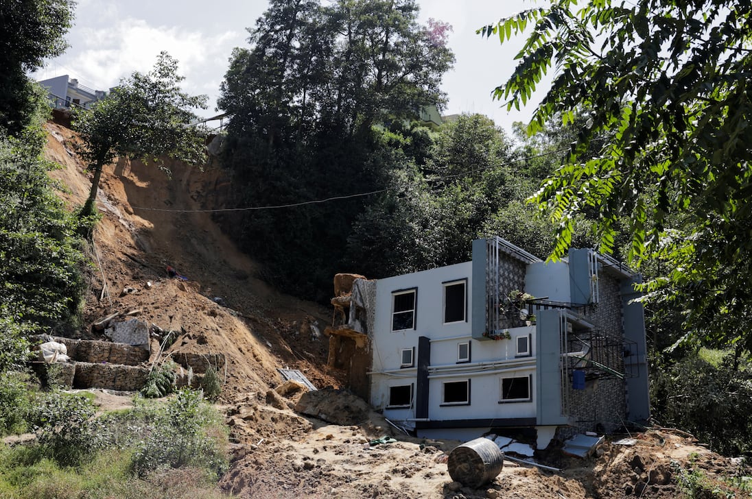 Uma avalanche mata 15 trabalhadores nepaleses que preparam acampamento de montanha no Himalaia para alpinistas